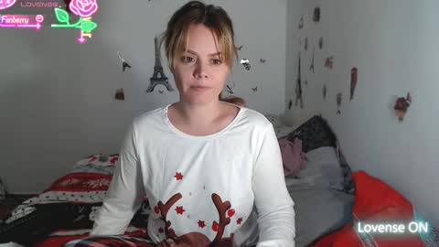 Snapshot of stephaniewild chatting on 12.01.25 Stephanie online show from 12.01.25