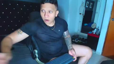 Snapshot of stily_santos_ chatting on 10.23.25 stily online show from 10.23.25