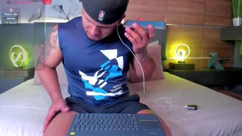 Snapshot of stone_lee_ chatting on 11.03.25 Stone Lee online show from 11.03.25