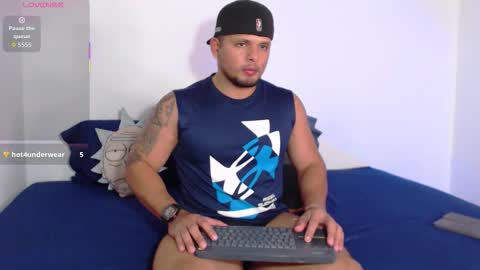 Snapshot of stone_lee_ chatting on 12.04.25 Stone Lee online show from 12.04.25