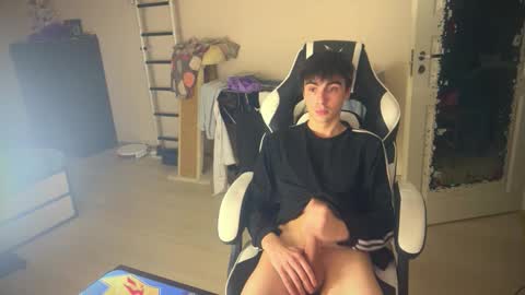 Snapshot of stralght_twinks chatting on 12.19.25 Ray online show from 12.19.25