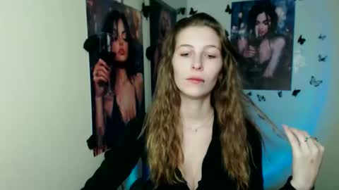 Snapshot of stranger_giirl chatting on 11.17.25 Amalia online show from 11.17.25