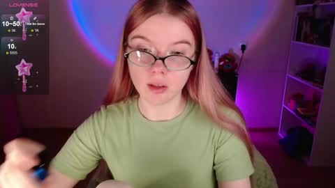 Snapshot of strawberry_juli chatting on 12.16.25 Juli online show from 12.16.25