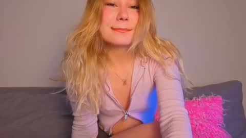 Snapshot of strawberrypie99 chatting on 03.21.26 Tati and Lola online show from 03.21.26