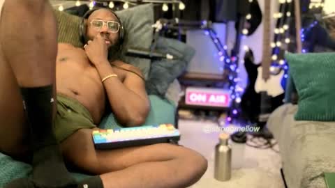 Snapshot of strongmellow chatting on 10.24.25 strongmellow online show from 10.24.25