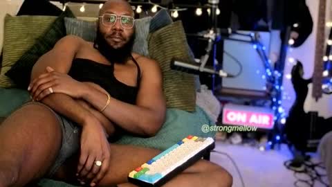 Snapshot of strongmellow chatting on 10.27.25 strongmellow online show from 10.27.25