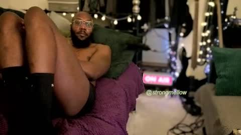 Snapshot of strongmellow chatting on 11.06.25 strongmellow online show from 11.06.25