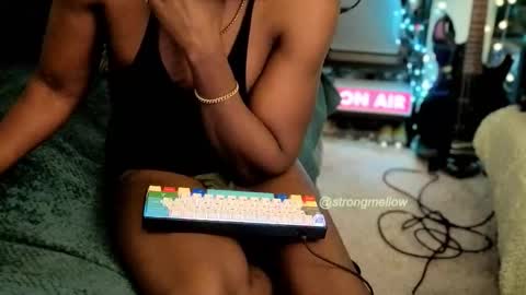 Snapshot of strongmellow chatting on 11.29.25 strongmellow online show from 11.29.25