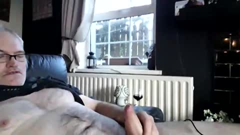 stud_1975 online show from 11.02.25