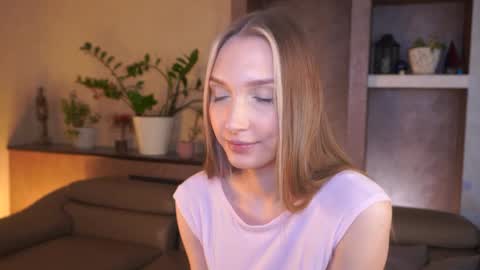Snapshot of suannedoriean chatting on 04.18.26 Mure online show from 04.18.26