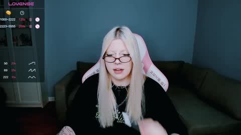 Snapshot of succubus_leslie chatting on 12.22.24 succubus_leslie online show from 12.22.24