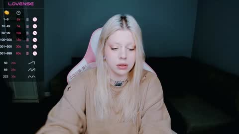 Snapshot of succubus_leslie chatting on 12.25.24 succubus_leslie online show from 12.25.24