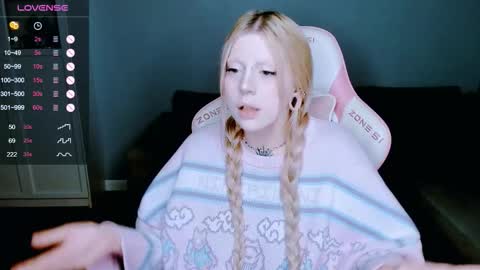 Snapshot of succubus_leslie chatting on 10.04.25 succubus_leslie online show from 10.04.25