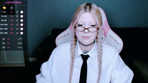 Snapshot of succubus_leslie chatting on 10.11.25 succubus_leslie online show from 10.11.25