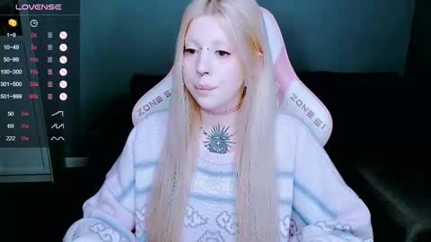 Snapshot of succubus_leslie chatting on 12.03.25 succubus_leslie online show from 12.03.25