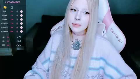 Snapshot of succubus_leslie chatting on 12.14.25 succubus_leslie online show from 12.14.25