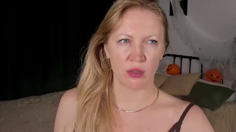 Snapshot of sugamomy chatting on 10.27.25 sugamomy online show from 10.27.25