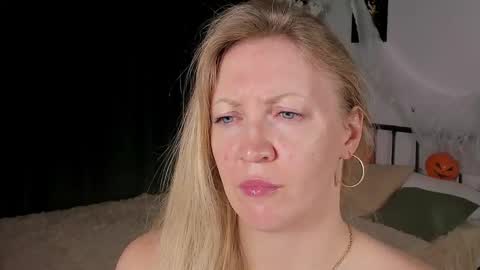 Snapshot of sugamomy chatting on 10.28.25 sugamomy online show from 10.28.25