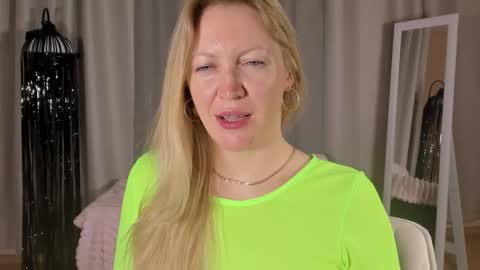 Snapshot of sugamomy chatting on 11.05.25 sugamomy online show from 11.05.25