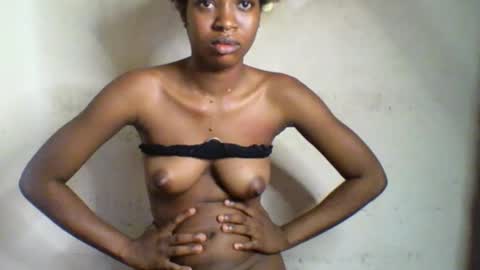 Snapshot of sugarmeltsxx chatting on 11.06.25 Bella online show from 11.06.25