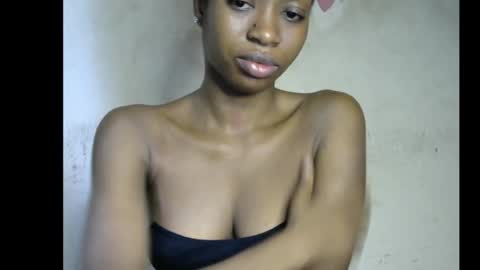 Snapshot of sugarmeltsxx chatting on 12.18.25 Bella online show from 12.18.25