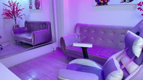 Snapshot of summer_miller chatting on 10.10.25 summer_miller online show from 10.10.25