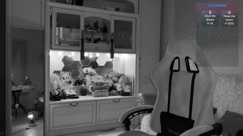 Miss Nelly online show from 02.25.25