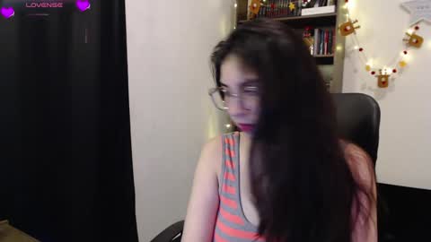 Snapshot of sunflower_uwu chatting on 12.28.24 violetta online show from 12.28.24