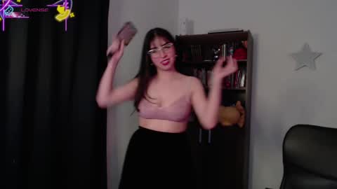 Snapshot of sunflower_uwu chatting on 10.31.25 violetta online show from 10.31.25