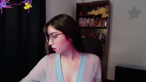 Snapshot of sunflower_uwu chatting on 11.18.25 violetta online show from 11.18.25