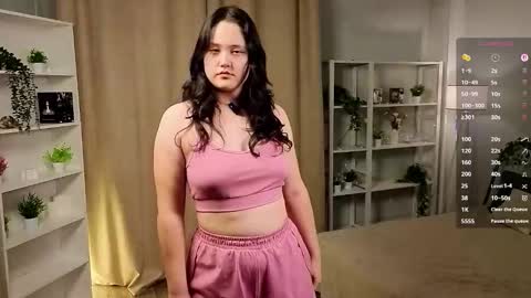 Snapshot of sunnivagaillard chatting on 11.29.25 Kiki online show from 11.29.25