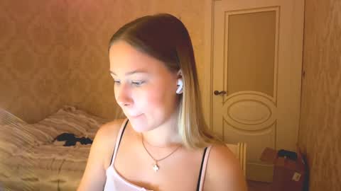 Snapshot of sunny_bambi chatting on 12.14.25 Hello My name is Mary nice to meet you Telegram cuuutekitten online show from 12.14.25