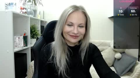 Snapshot of sunny_bunny6 chatting on 11.11.25 Naomi online show from 11.11.25