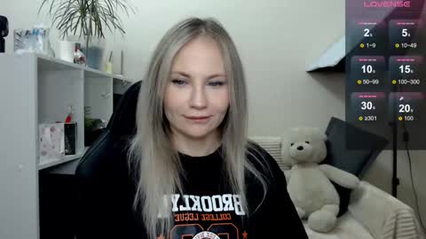 Snapshot of sunny_bunny6 chatting on 12.01.25 Naomi online show from 12.01.25