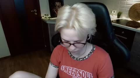 Snapshot of sunny_mood chatting on 06.15.26 sunny mood online show from 06.15.26