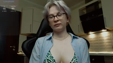 Snapshot of sunny_mood chatting on 06.29.26 sunny mood online show from 06.29.26