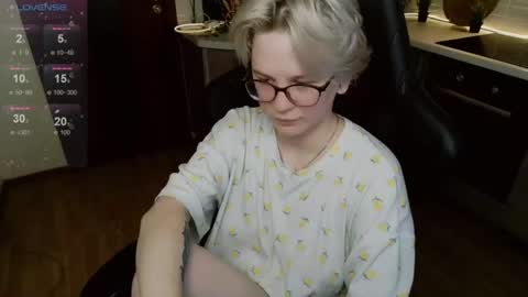 Snapshot of sunny_mood chatting on 07.25.26 sunny mood online show from 07.25.26