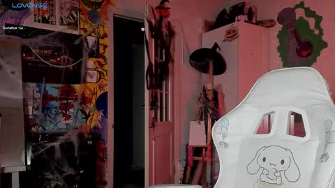 Snapshot of sunny_mouse chatting on 10.27.25 Sunny online show from 10.27.25