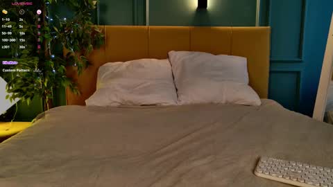 Snapshot of sunnyrisha chatting on 10.18.25 Risha online show from 10.18.25