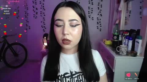 Snapshot of sunset_pienk chatting on 12.19.25 Sunset online show from 12.19.25