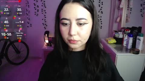 Snapshot of sunset_pienk chatting on 12.20.25 Sunset online show from 12.20.25