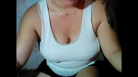 Snapshot of sunshine_38 chatting on 10.28.25 sunshine_38 online show from 10.28.25