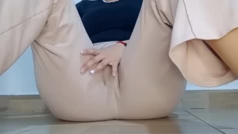 Snapshot of sunshine_days chatting on 11.12.25 Annie online show from 11.12.25