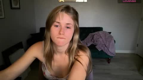 Snapshot of sunshine_pixie chatting on 10.31.25 Sunray online show from 10.31.25