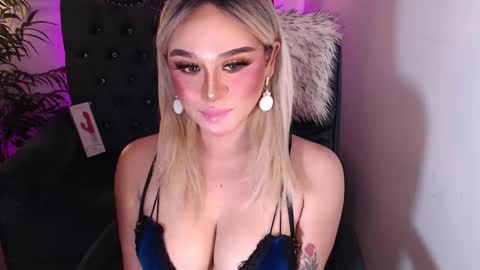 Snapshot of superh0tangelxx chatting on 12.12.24 CARMINA online show from 12.12.24