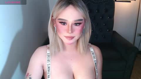 Snapshot of superh0tangelxx chatting on 11.03.25 CARMINA online show from 11.03.25