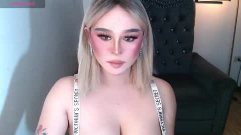 Snapshot of superh0tangelxx chatting on 11.05.25 CARMINA online show from 11.05.25