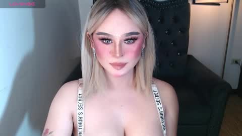 Snapshot of superh0tangelxx chatting on 11.08.25 CARMINA online show from 11.08.25