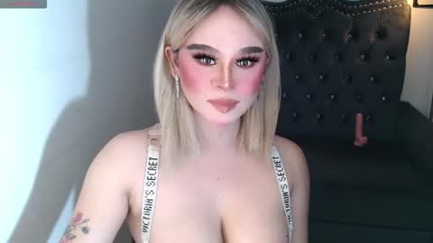 Snapshot of superh0tangelxx chatting on 12.03.25 CARMINA online show from 12.03.25