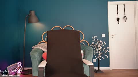 Snapshot of surfergirl121 chatting on 09.22.25 Allie online show from 09.22.25